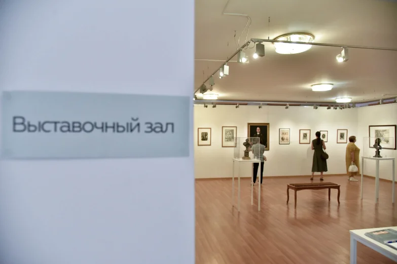Выставка портретов к 350-летию Петра Первого