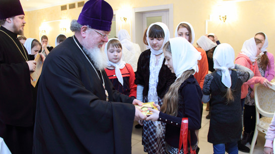 Митрополит Воронежский и Лискинский Сергий вручил рождественские подарки украинским детям
