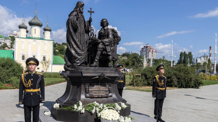 В Воронеже состоялось торжественное открытие памятника в честь святителя Митрофана