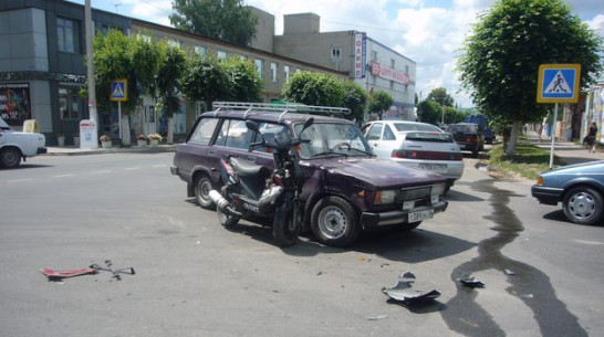 В Острогожске столкнулись скутер и автомобиль ВАЗ-2104