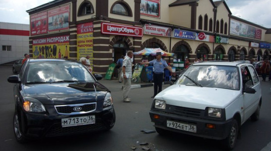 В центре Острогожска столкнулись две легковые машины