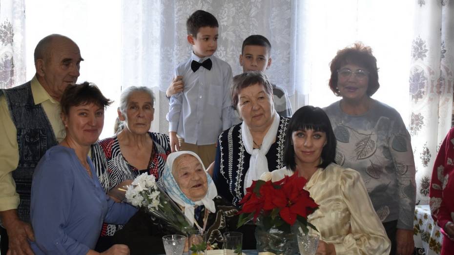 «Какая я счастливая!» Жительница Воронежской области на свой 100-летний юбилей собрала большое застолье