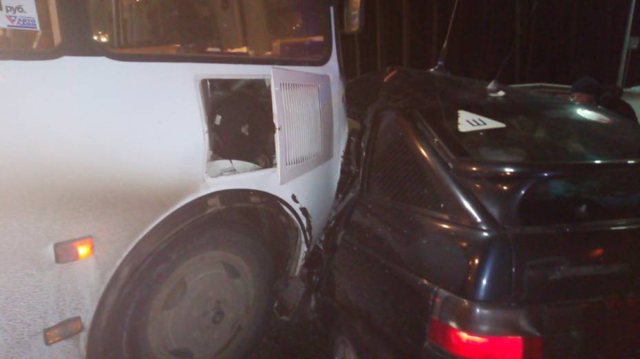 В Воронеже легковушка столкнулась с маршруткой: 6 пострадавших