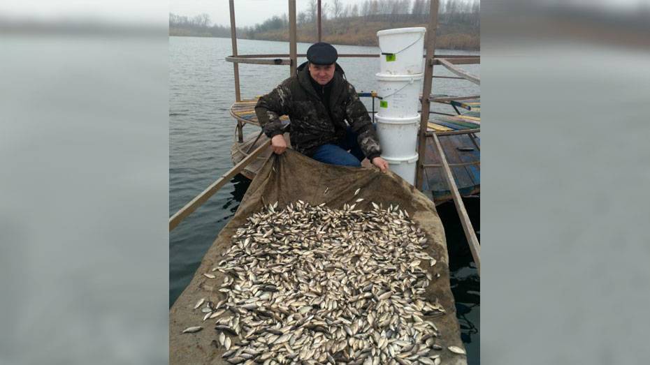 Каменский рыбак запустил в пруд 21 тыс мальков карася
