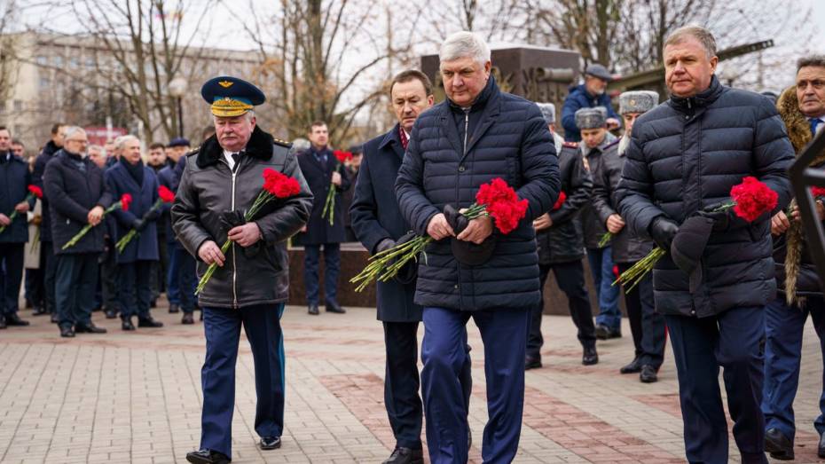 Губернатор Воронежской области Александр Гусев почтил память Героев Отечества
