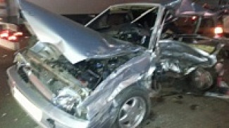 В аварии у воронежской облбольницы серьезно пострадали парни 21 и 24 лет