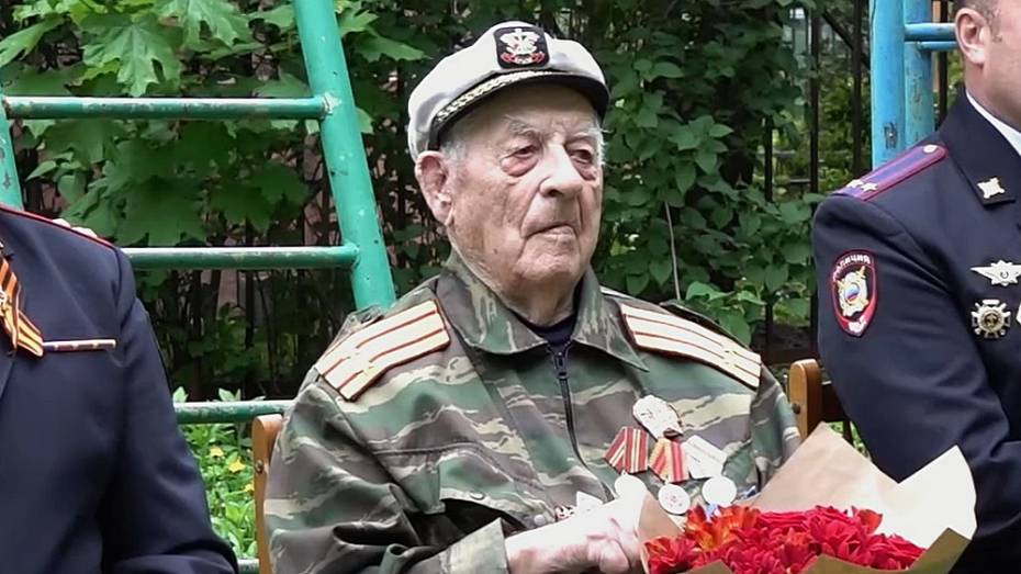 Губернатор Воронежской области поздравил ветерана Александра Рогова со 100-летием