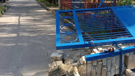 Автомобиль разрушил ворота детского сада в Воронеже