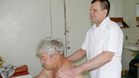 В Грибановской ЦРБ пациентов лечит слепой массажист