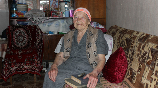 «Все вокруг поддерживаю в чистоте и порядке». Жительница Воронежской области отметила 100 лет