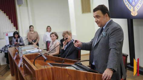 Близок ли крах однополярного мира? Эксперт по международному праву Арно Девеле выступил перед воронежскими студентами