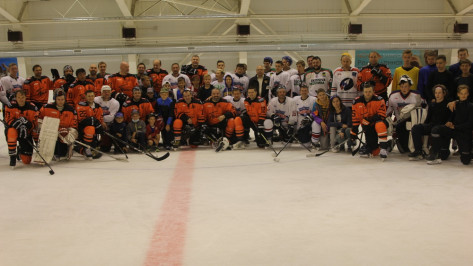 В Боброве на льду встретились столичная и региональная хоккейные команды
