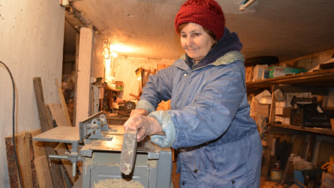 Поворинская пенсионерка в 70 лет освоила ремесло плотника 