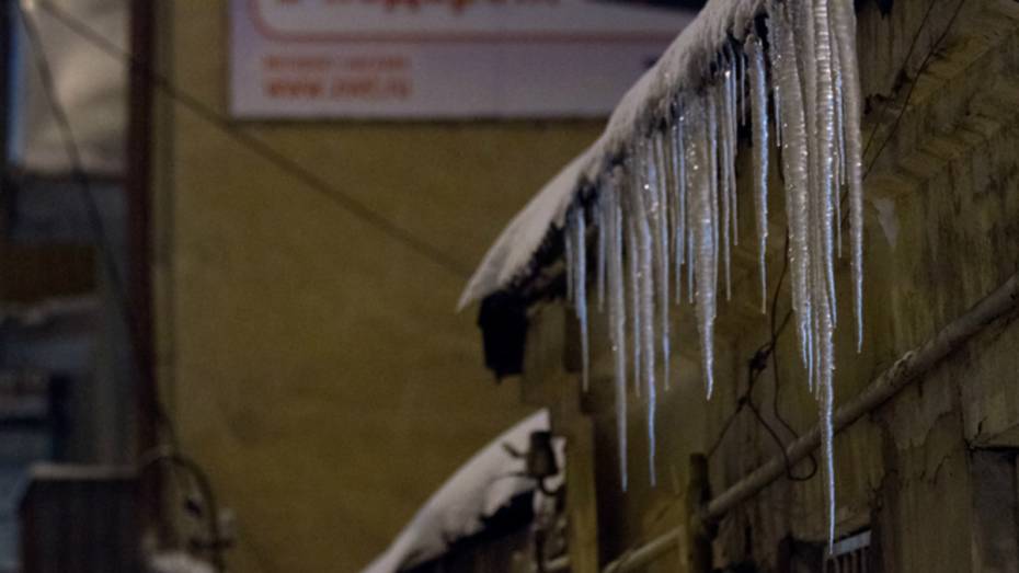 В Воронеже снег и наледь уберут с 37 крыш домов 14 декабря