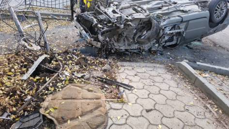 В центре Воронежа Ford Kuga въехал в забор и перевернулся: пострадал водитель