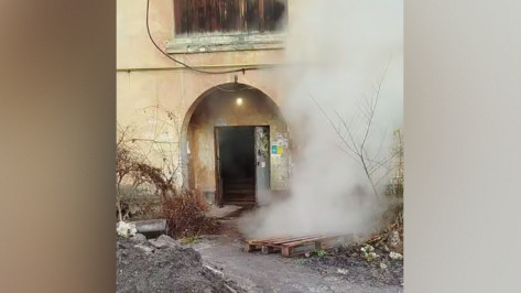 В Воронеже на улице Солнечной из-под земли забил «гейзер»