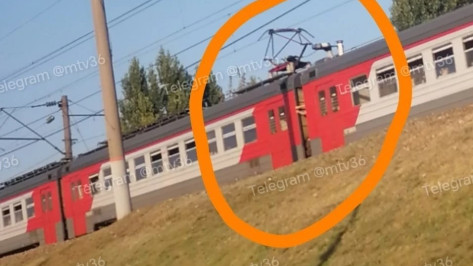 Воронежцы заметили на электричке подростка-зацепера
