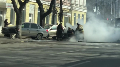 Автомобиль Chevrolet загорелся в самом центре Воронежа