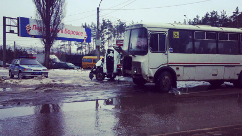 В Воронеже водитель «Газели» пострадал при столкновении с маршруткой 26А