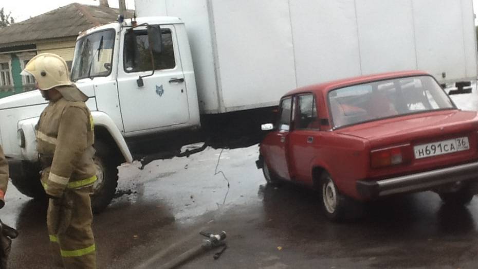 В Борисоглебске «пятерка» врезалась в бензобак «ГАЗ-3307»