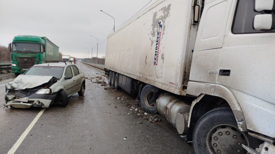 В Воронежской области фура вылетела на встречку и врезалась в Renault: пострадали 2 человека