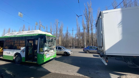 Два человека пострадали в Воронеже при столкновении автобуса №49 и грузовика