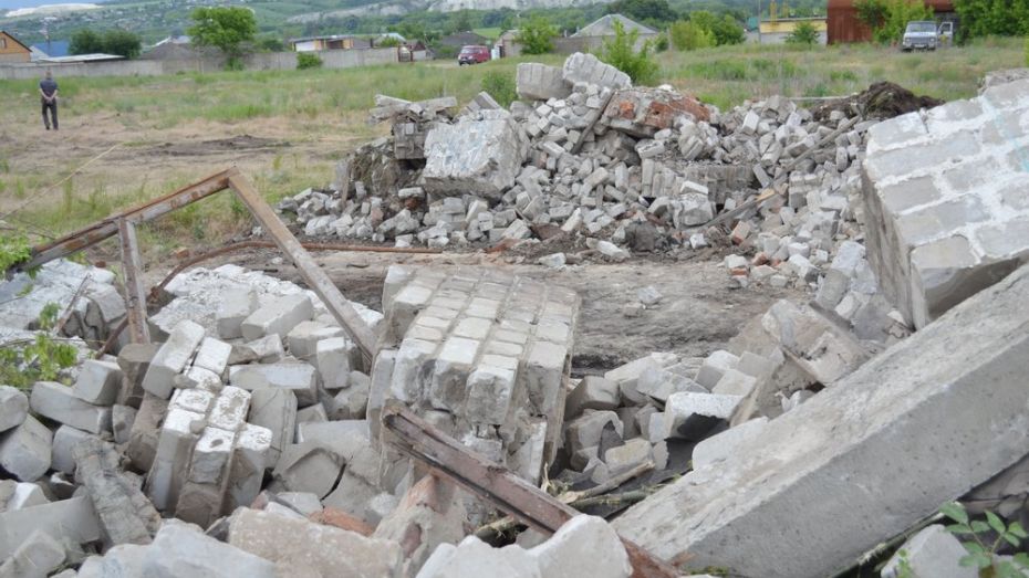 После гибели ребят под завалами в воронежском селе Копанище начали сносить заброшенные здания
