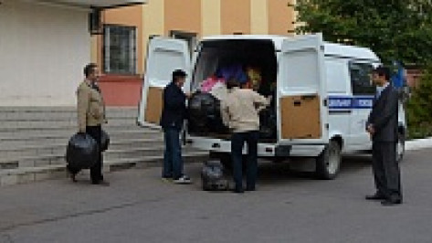 Жители Острогожского района собрали для переселенцев с Украины две «Газели» теплых вещей