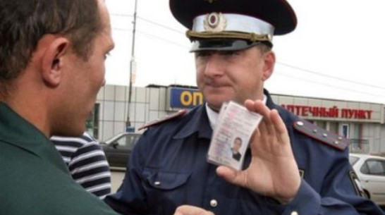 В Новохоперском районе у гражданина  Таджикистана  сотрудники ДПС  изъяли  поддельное водительское удостоверение