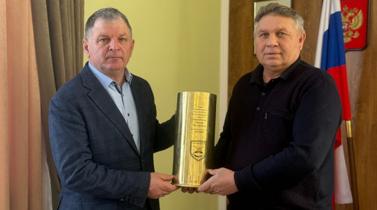 Главе администрации Калачеевского района передали подарок от участников СВО