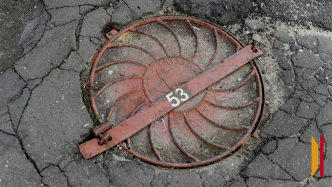 Воронежец упал в люк и ушибся головой, но его спасла девушка на Nissan Almera