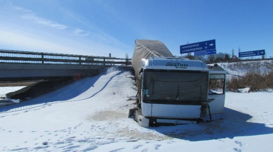 В Нижнедевицком районе фуру, упавшую в пруд в середине февраля, до сих пор не вытащили