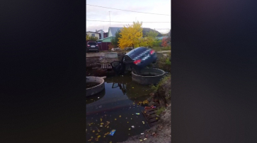 В Воронеже легковушка провалилась в котлован: видео
