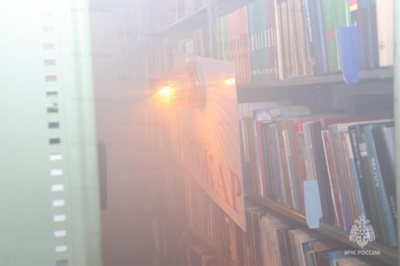 Спасатели показали, как прошли пожарные учения днем 11 февраля в главном корпусе ВГУ