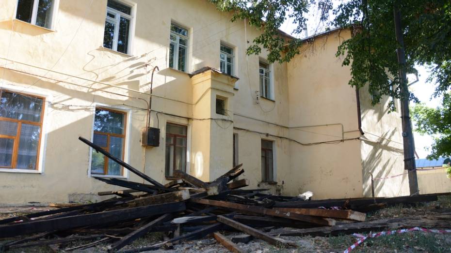 В Острогожске из-за возгорания крыши многоквартирного дома пострадали 3 квартиры