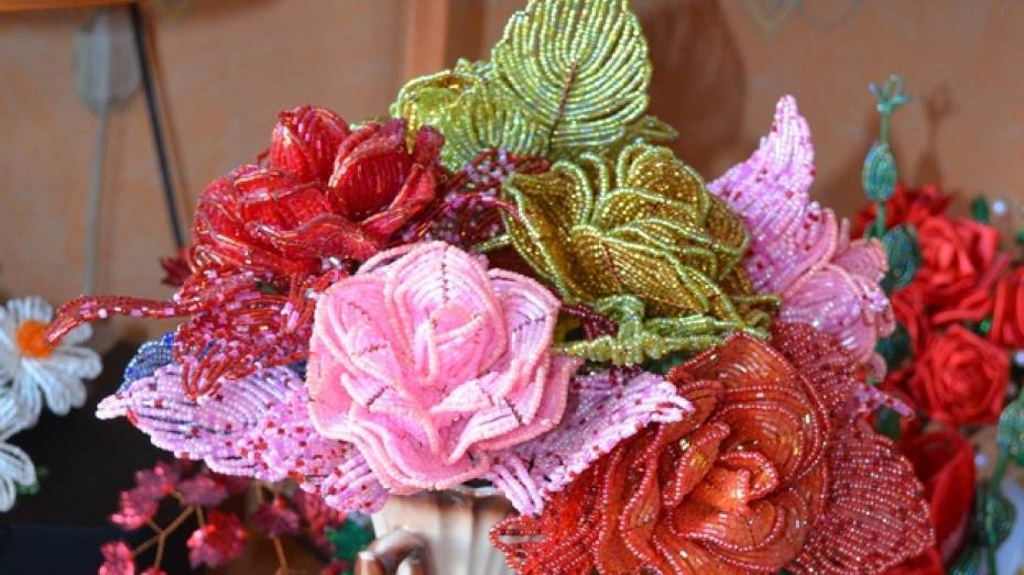 Жительница Семилук сделала больше сотни цветов из бисера