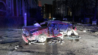 Nissan врезался в дом на улице 9 Января в Воронеже: пострадали два человека