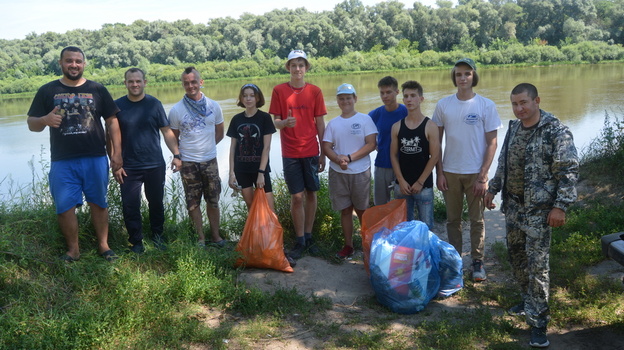 Россошанские активисты очистили от мусора берег реки Дон