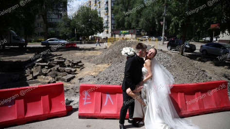 В Воронеже молодожены устроили фотосессию на фоне разрытой коммунальщиками ямы