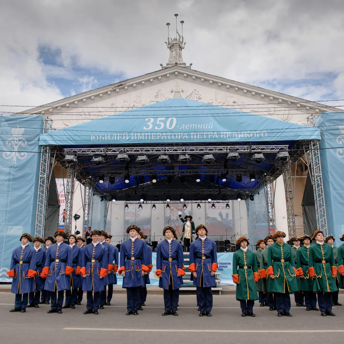 Губернатор принял участие в праздновании 350-летия Петра I на площади  Ленина в Воронеже