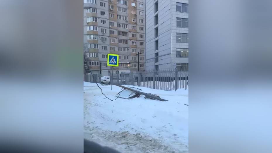 На улице Урицкого в Воронеже рухнул светофор