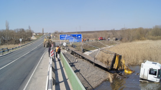 В Нижнедевицке  из пруда вытащили тягач