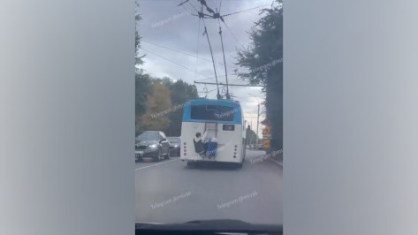Подростков-зацеперов на троллейбусе сняли на видео в Воронеже