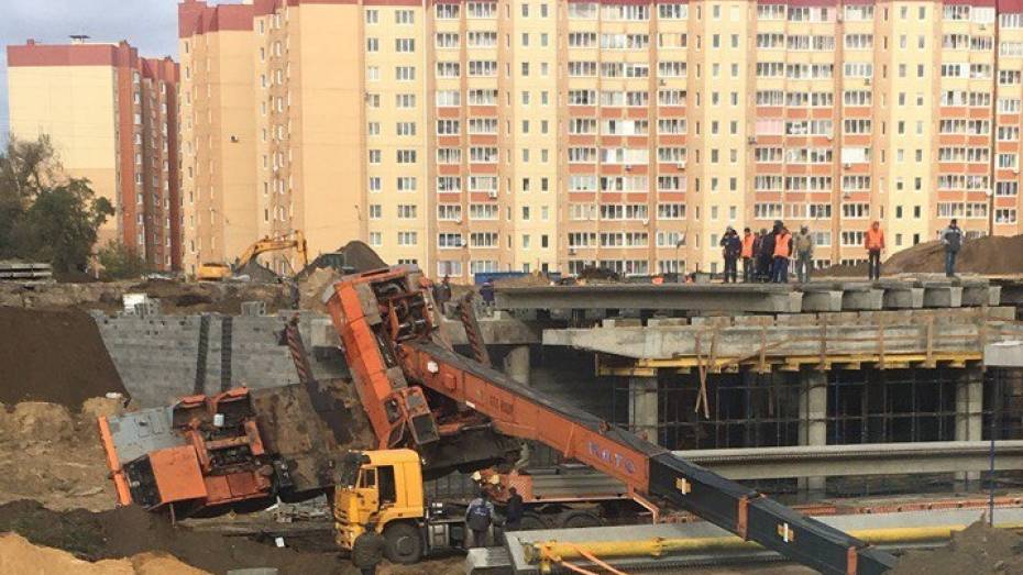 Очевидцы: в Воронеже на улице 9 Января упал строительный кран 