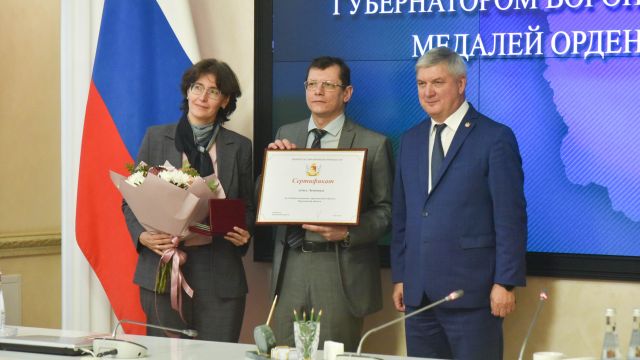 Губернатор Александр Гусев вручил медали ордена «Родительская слава» двум воронежским семьям