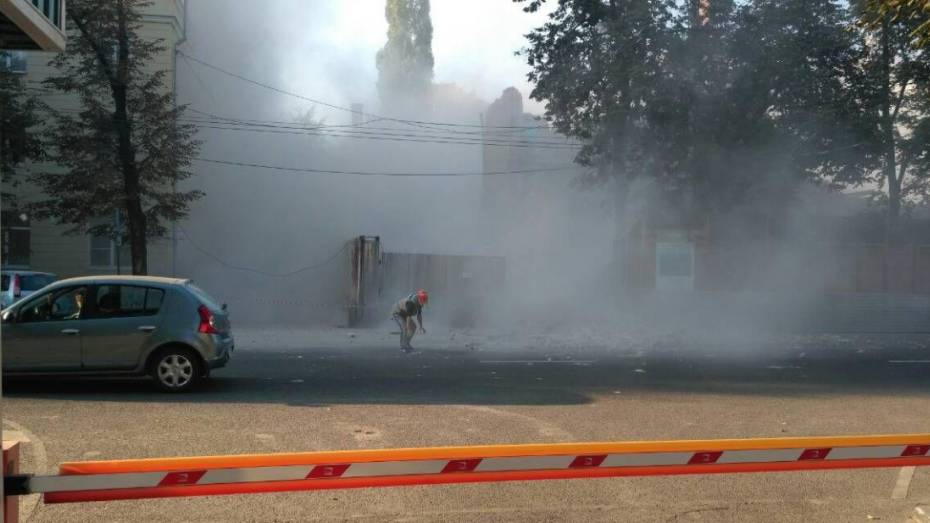 Часть кирпичной стены упала на иномарку при сносе дома №6 на площади Ленина в Воронеже