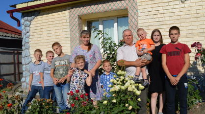 «На кастрюлю борща чистим ведро картошки». Как «Мать-героиня» из Воронежской области воспитывает 13 детей