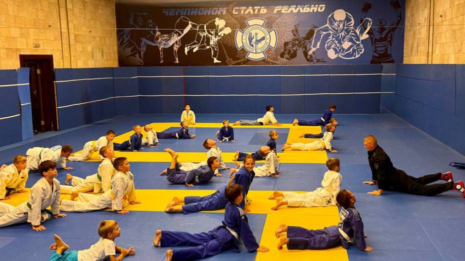 Для юных воронежских спортсменов провели «Зарядку со стражем порядка»