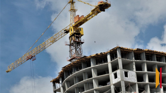 Работник воронежской стройфирмы упал с высоты и получил тяжелые травмы