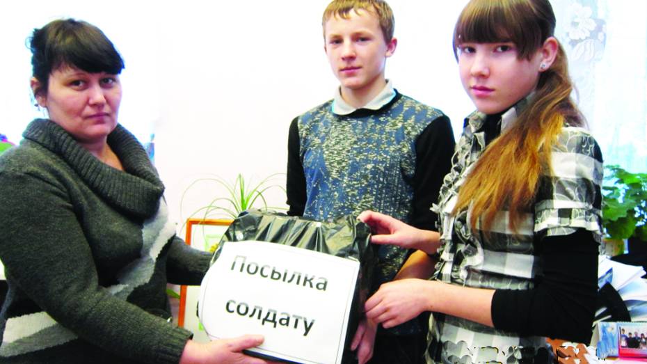 Калачеевские школьники отправили солдату носки и мед